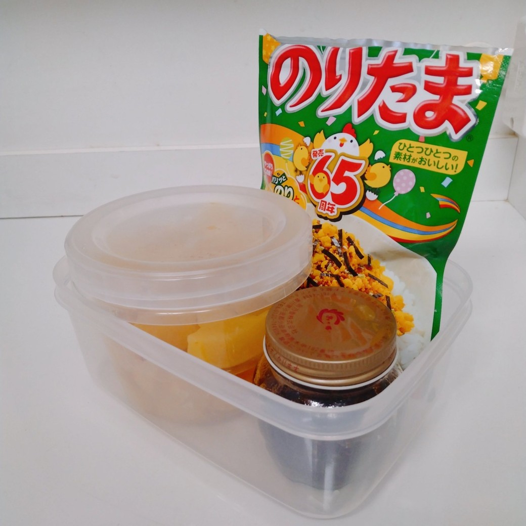 タッパーにいれた瓶の海苔やふりかけ