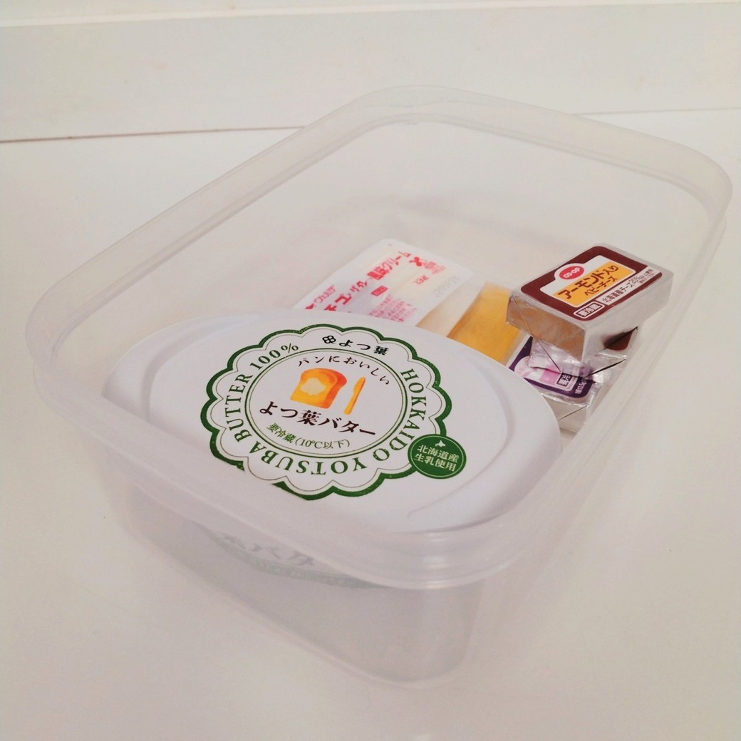 タッパーにいれたバターやジャム