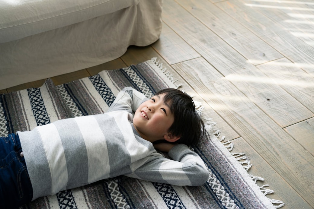 寝転がる子ども