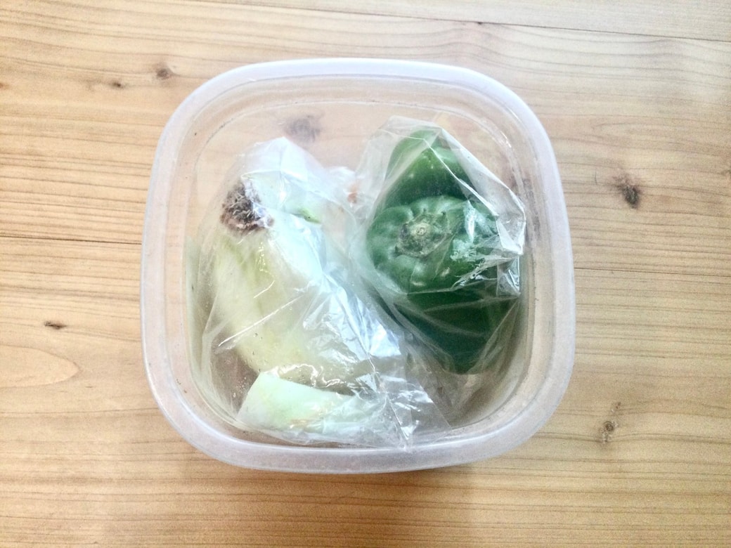 みその空き容器に野菜を入れる