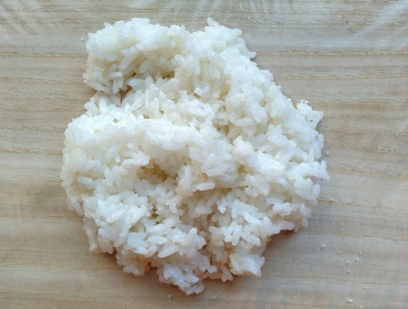 ラップにご飯を広げる