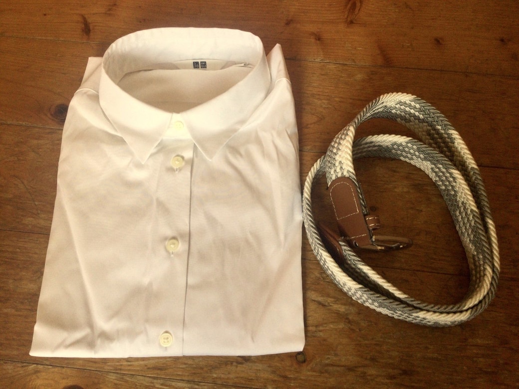 ワイシャツの襟元にベルトを入れる
