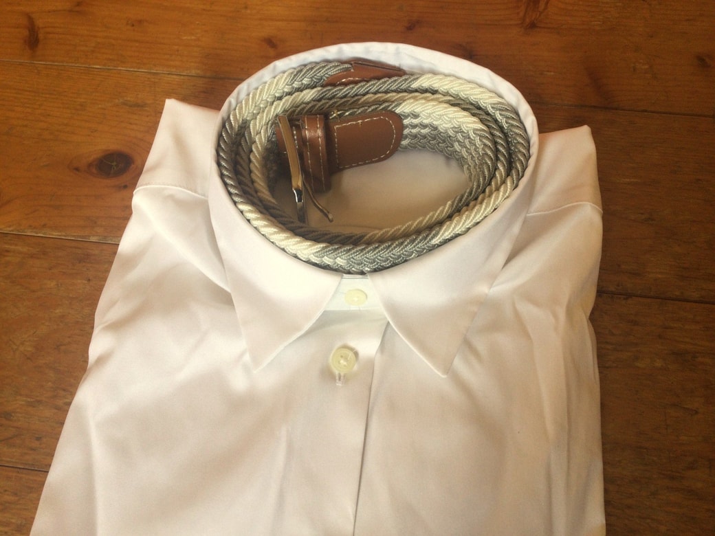 ワイシャツの首部分にベルトを入れる