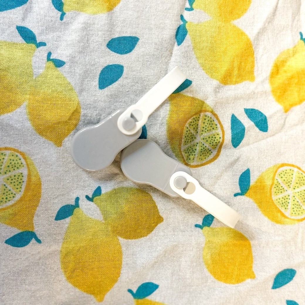 マルチタオルクリップを使って空中に吊り下げられた薄型手帳