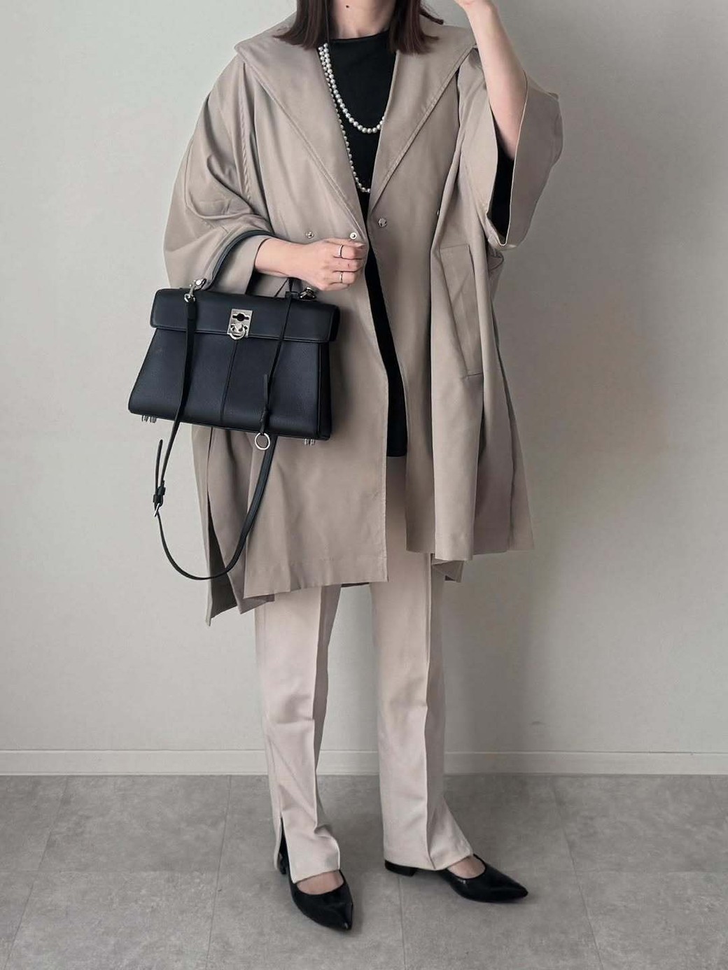 オーバーサイズのコートを主役に、ほかはシンプルにまとめて。