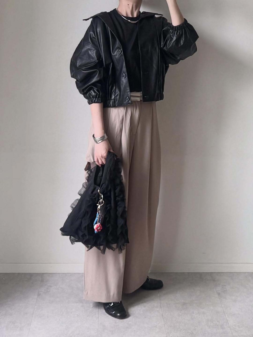 ハードなレザージャケットも、ショート丈なら女性らしい印象に。