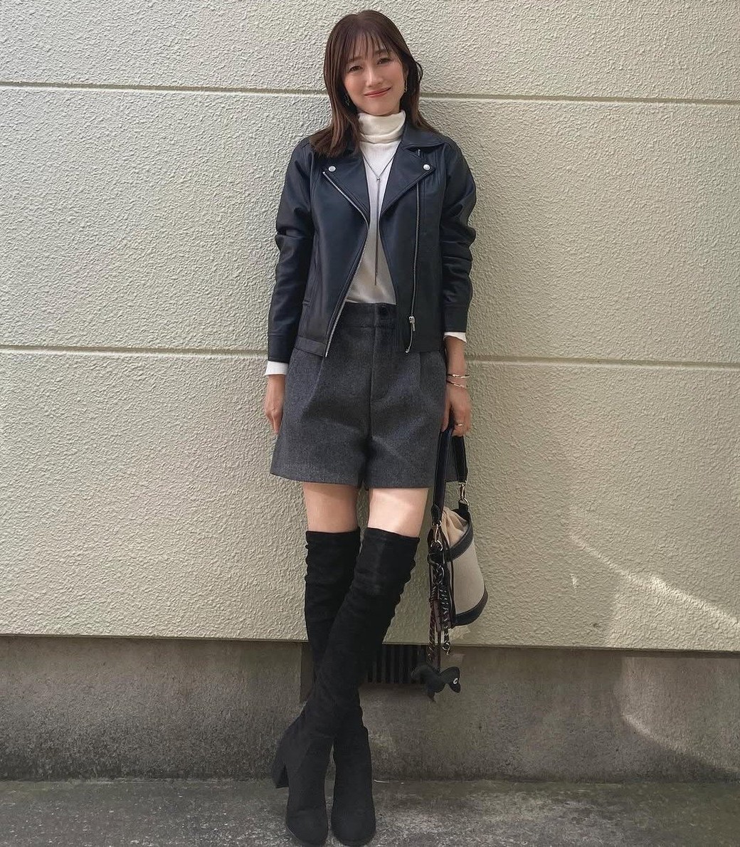 ダークカラーでまとめて白で上品さをプラスすれば、ニーハイブーツも大人っぽく。