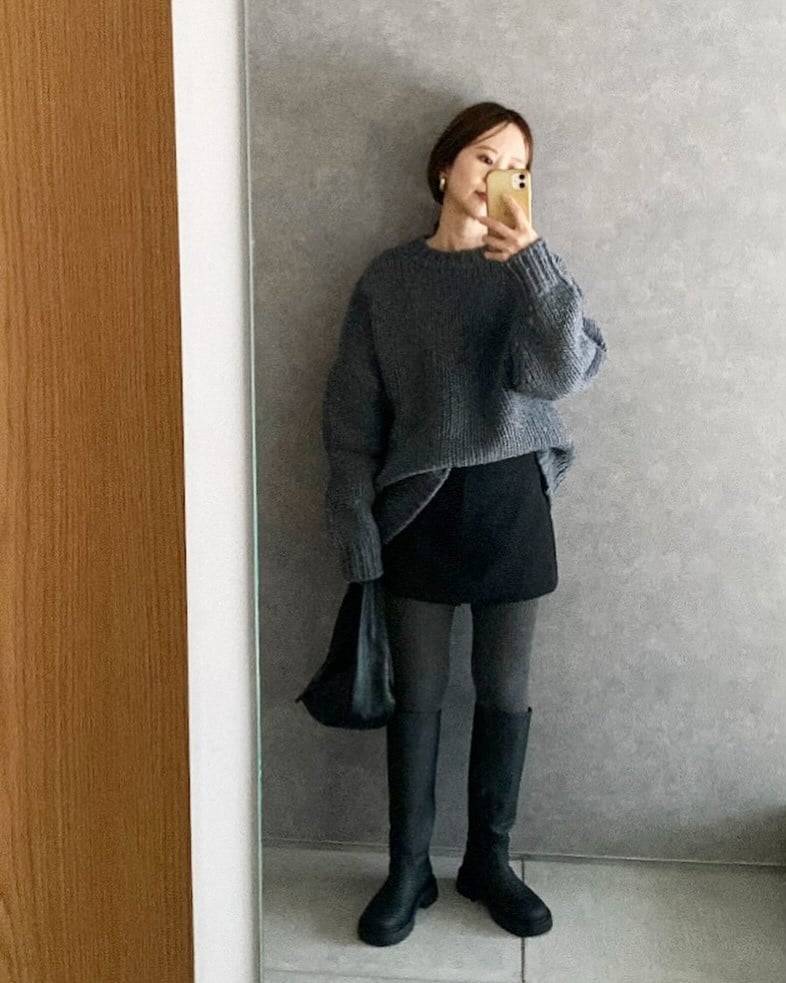 ミニスカート×ブーツも、タイツでつなげば抵抗感なくトライできる。