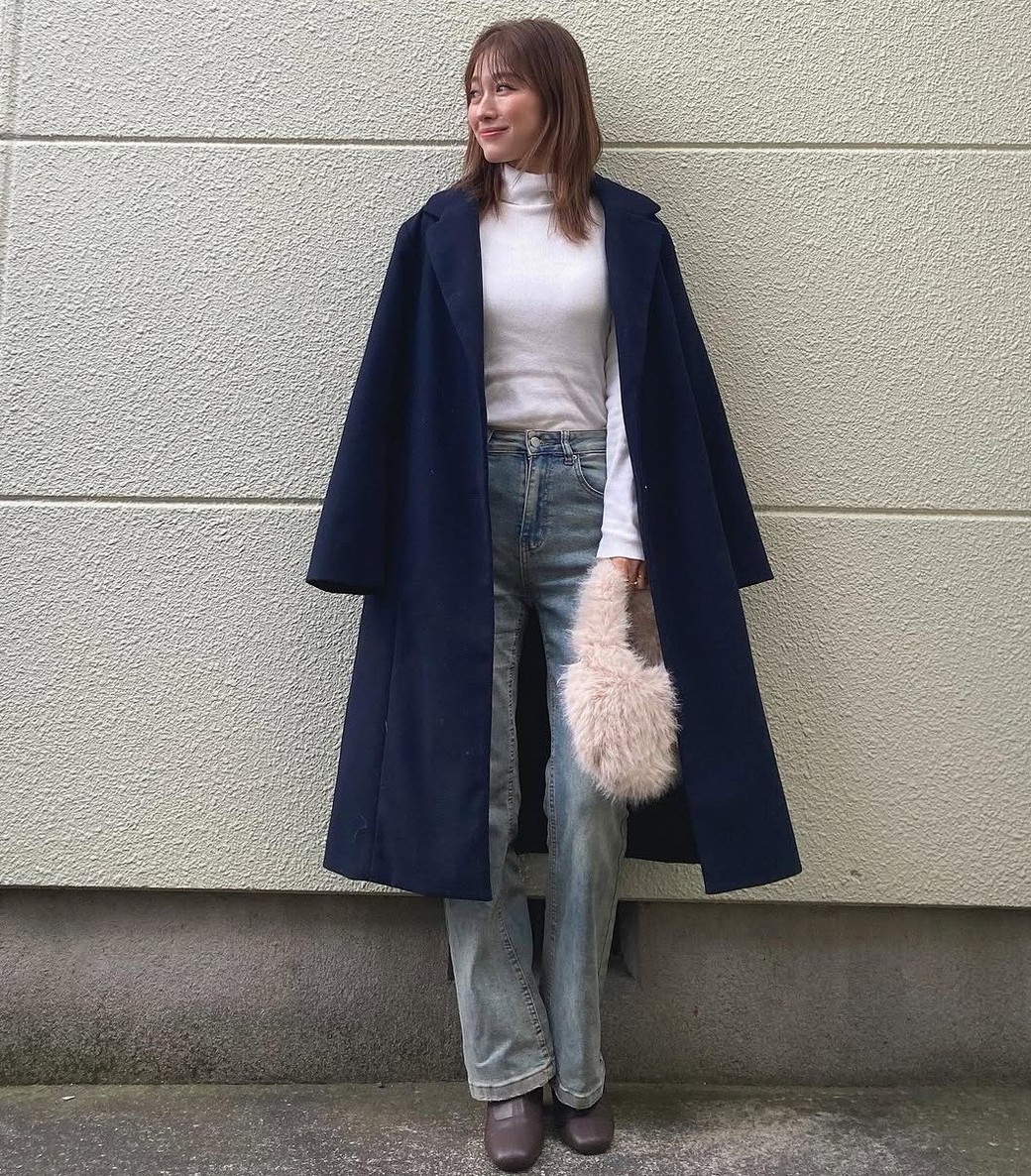 白のタートルは、ダークカラーのコートと相性バツグン。