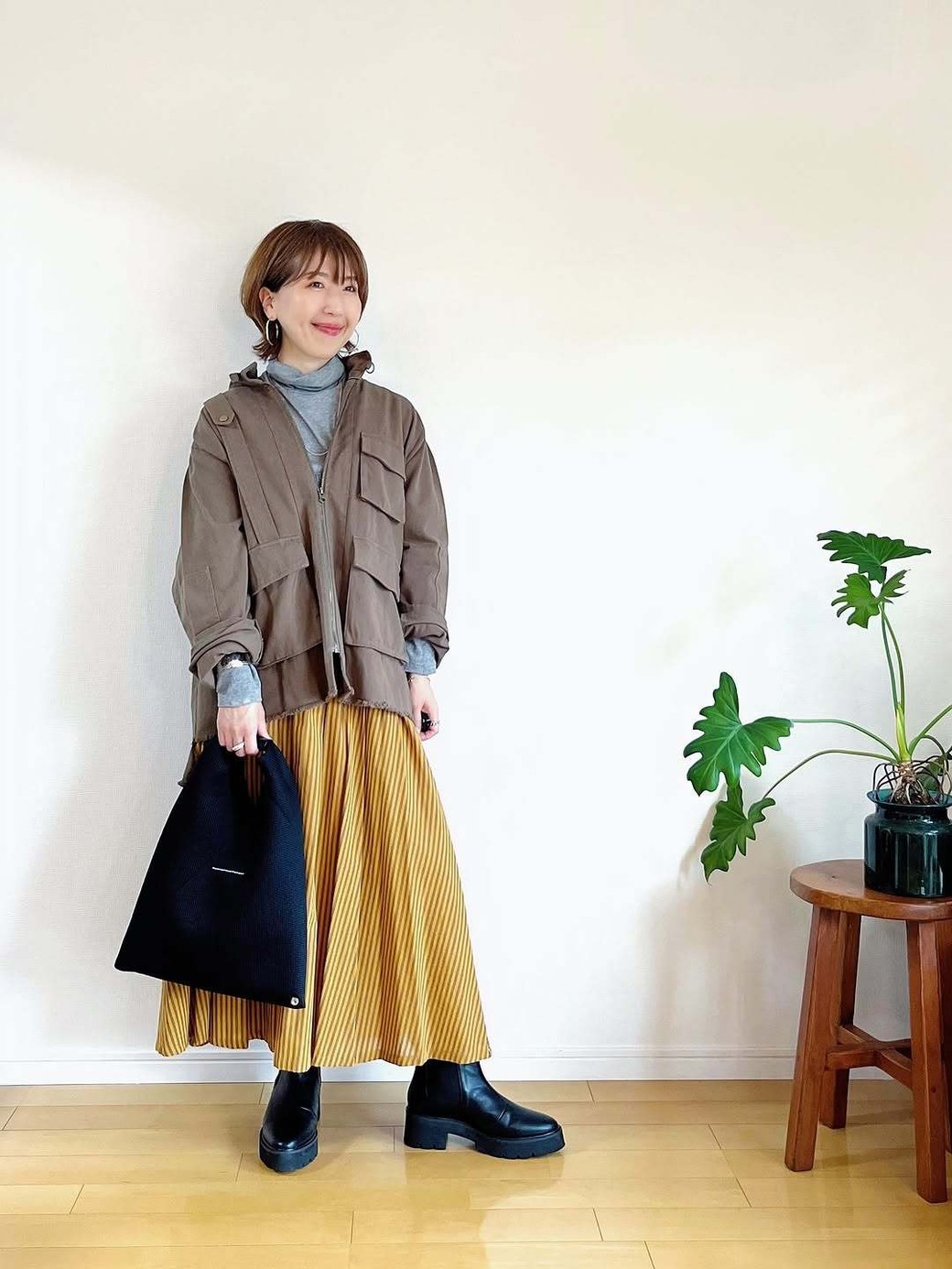 締まる黒もいいけれど、グレーのタートルを使うことでやわらかい印象に。