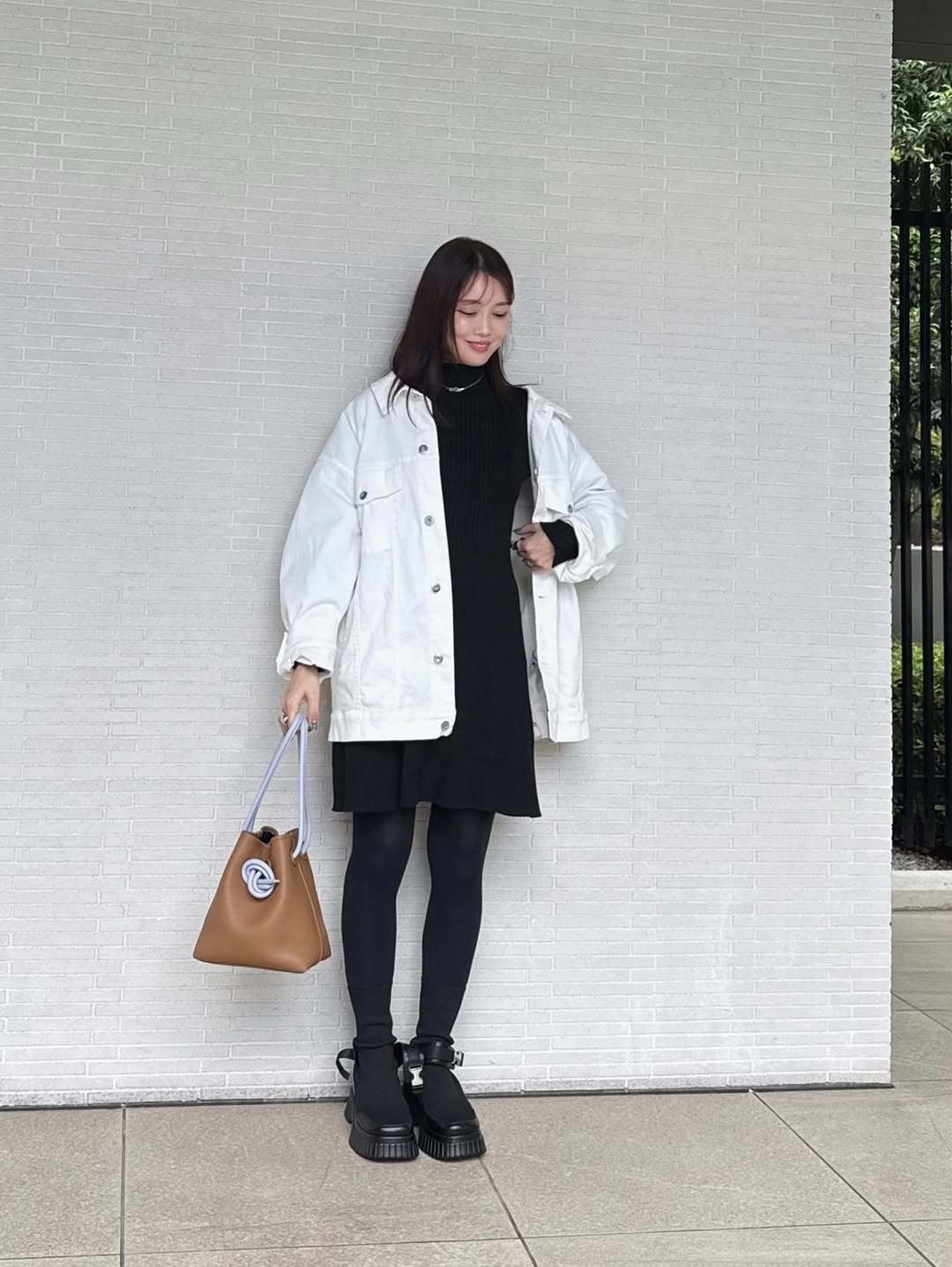 黒でまとめればミニ丈もさらりと着こなせる。