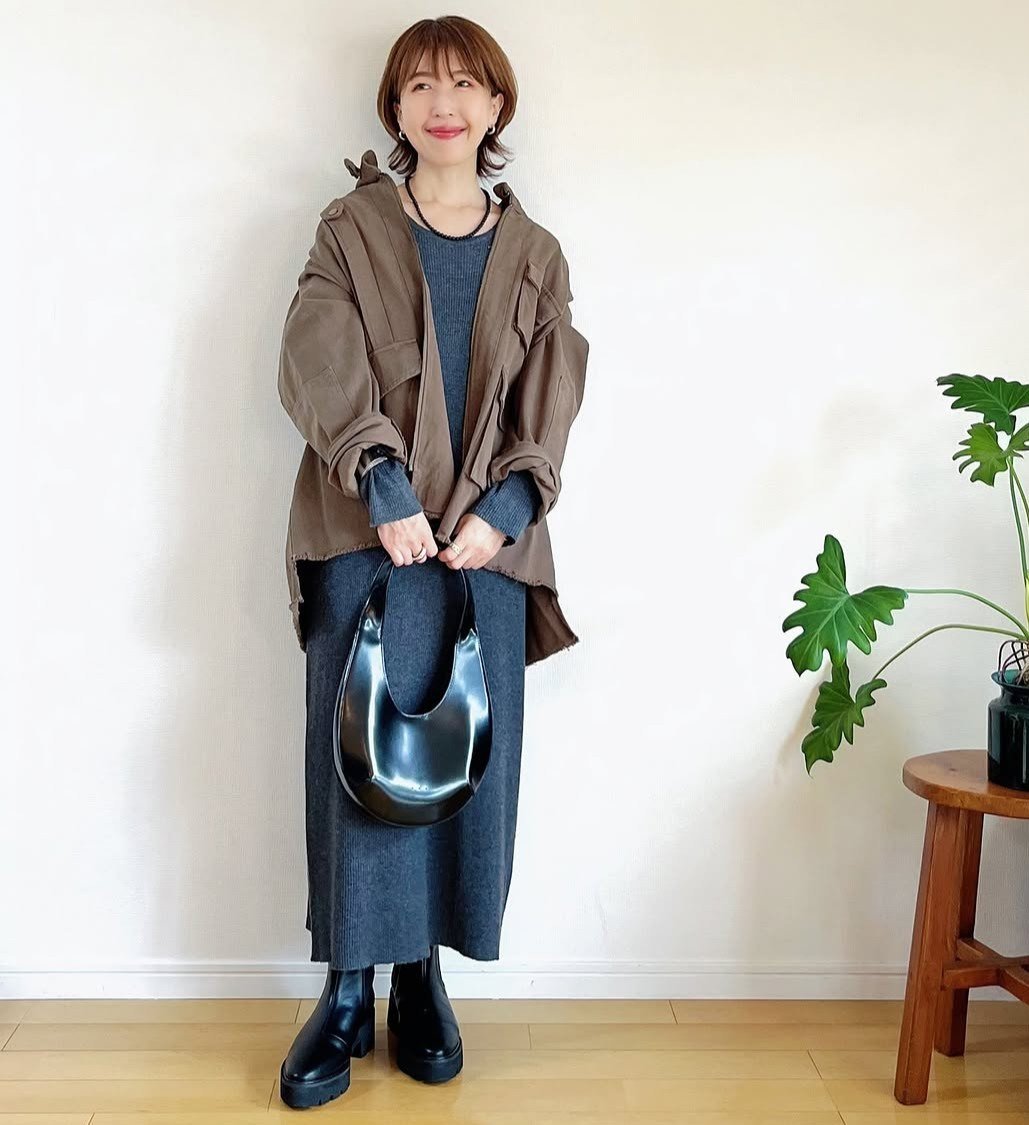 ミリタリージャケットを合わせてカジュアルミックスコーデに。