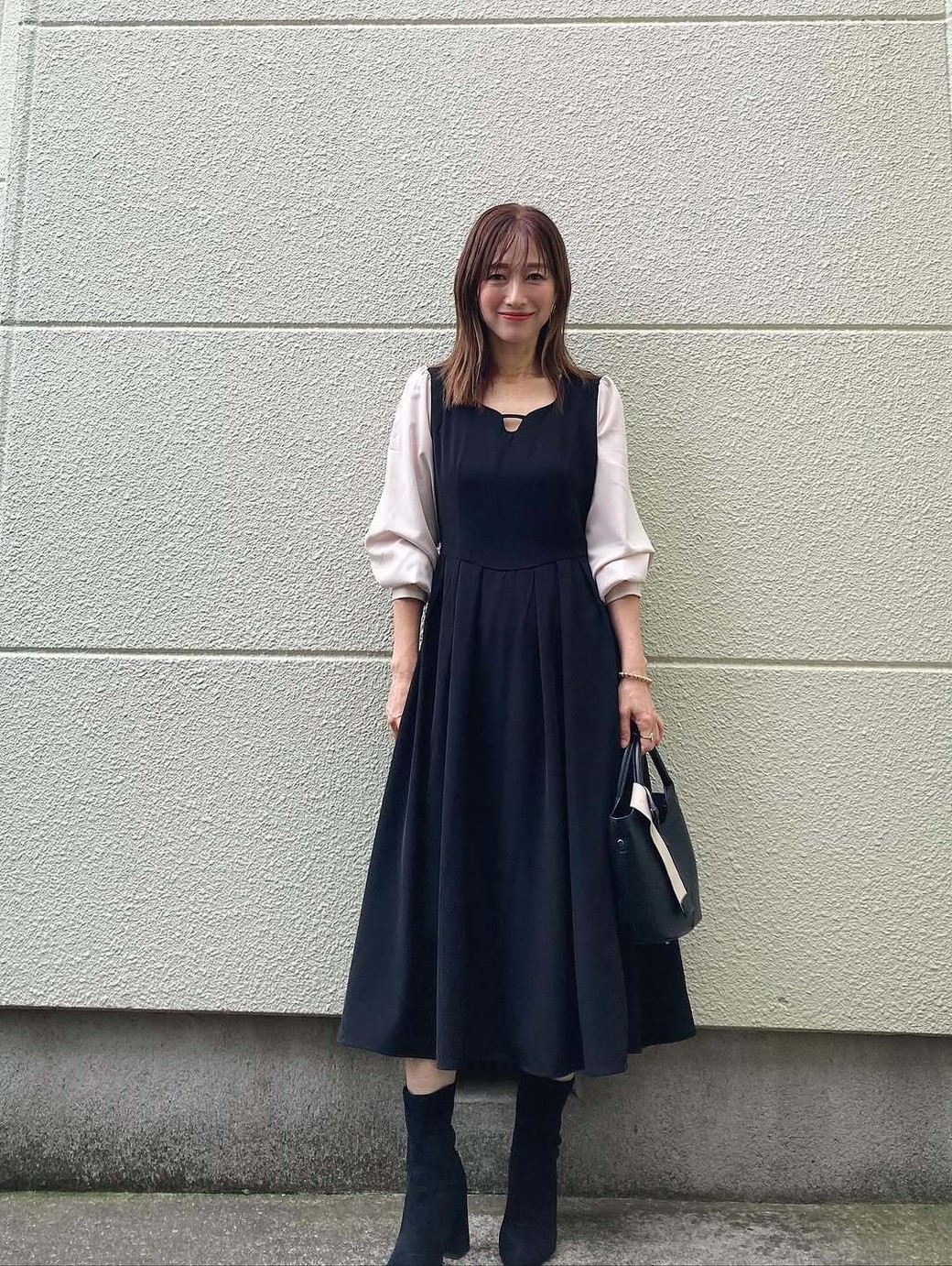 黒のシンプルなショートブーツで全体の甘さをピリッと引き締めて。