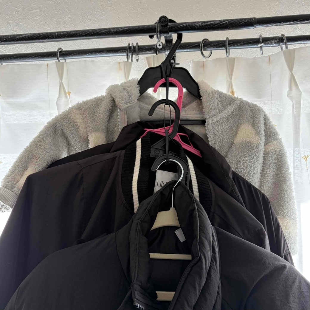 結束バンドの輪にハンガーをかけたところ