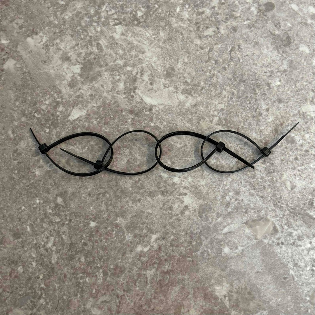 結束バンドを輪にして4つつなげたところ