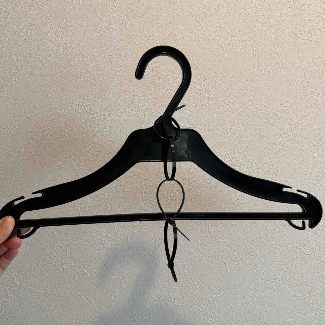 ハンガーのフック部分に結束バンドをかけると「洋服の収納グッズ」に大変身!