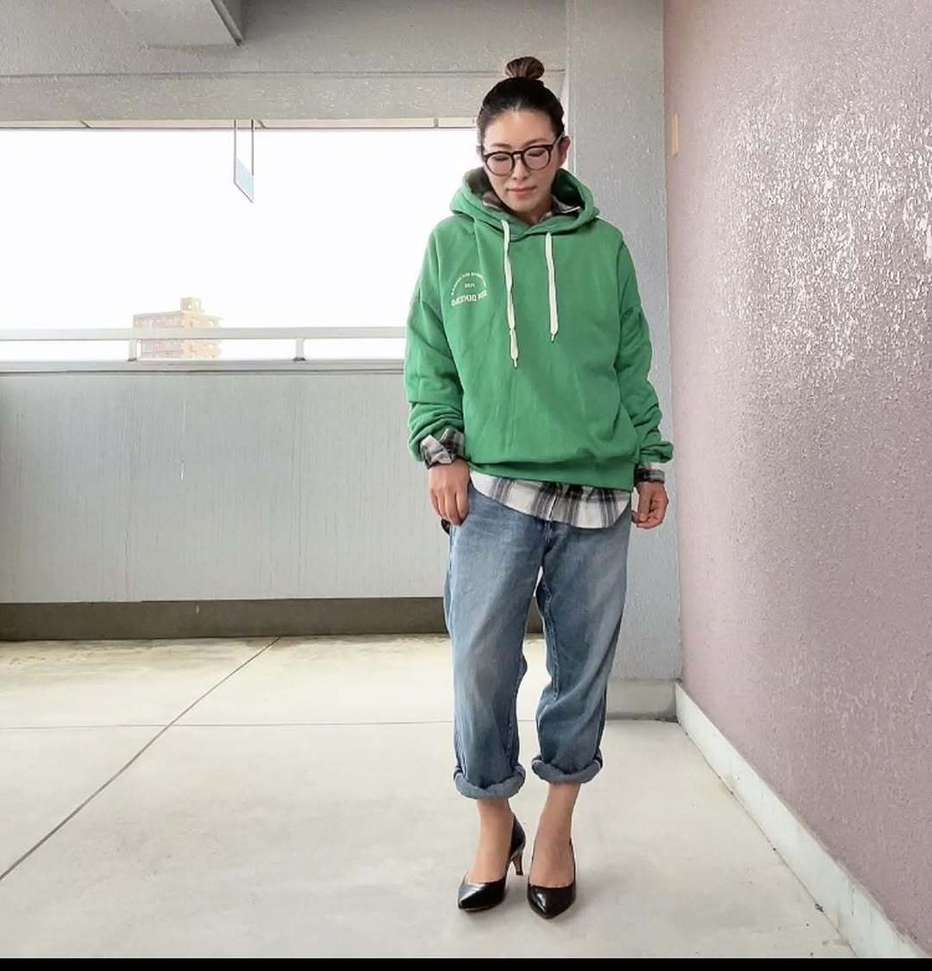 足元はヒールでまとめて、きれいめミックスコーデに。