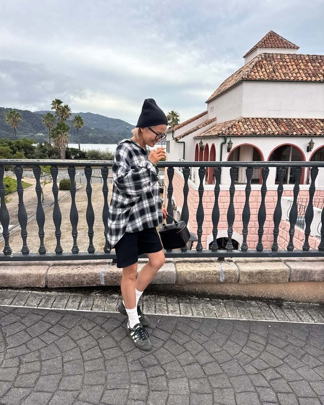 ショーパンでまとめてもモノトーンだから大人っぽく決まる。