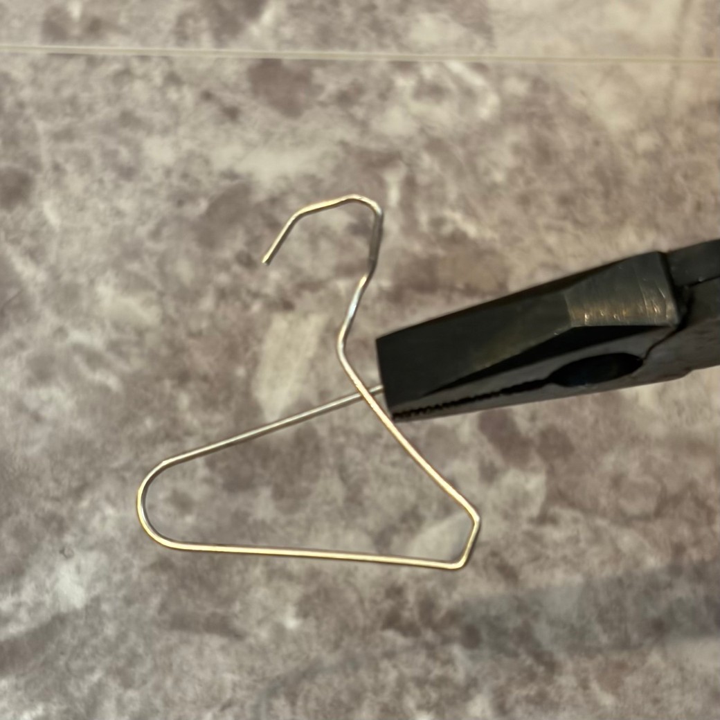 ペンチを使って短いほうを曲げているところ