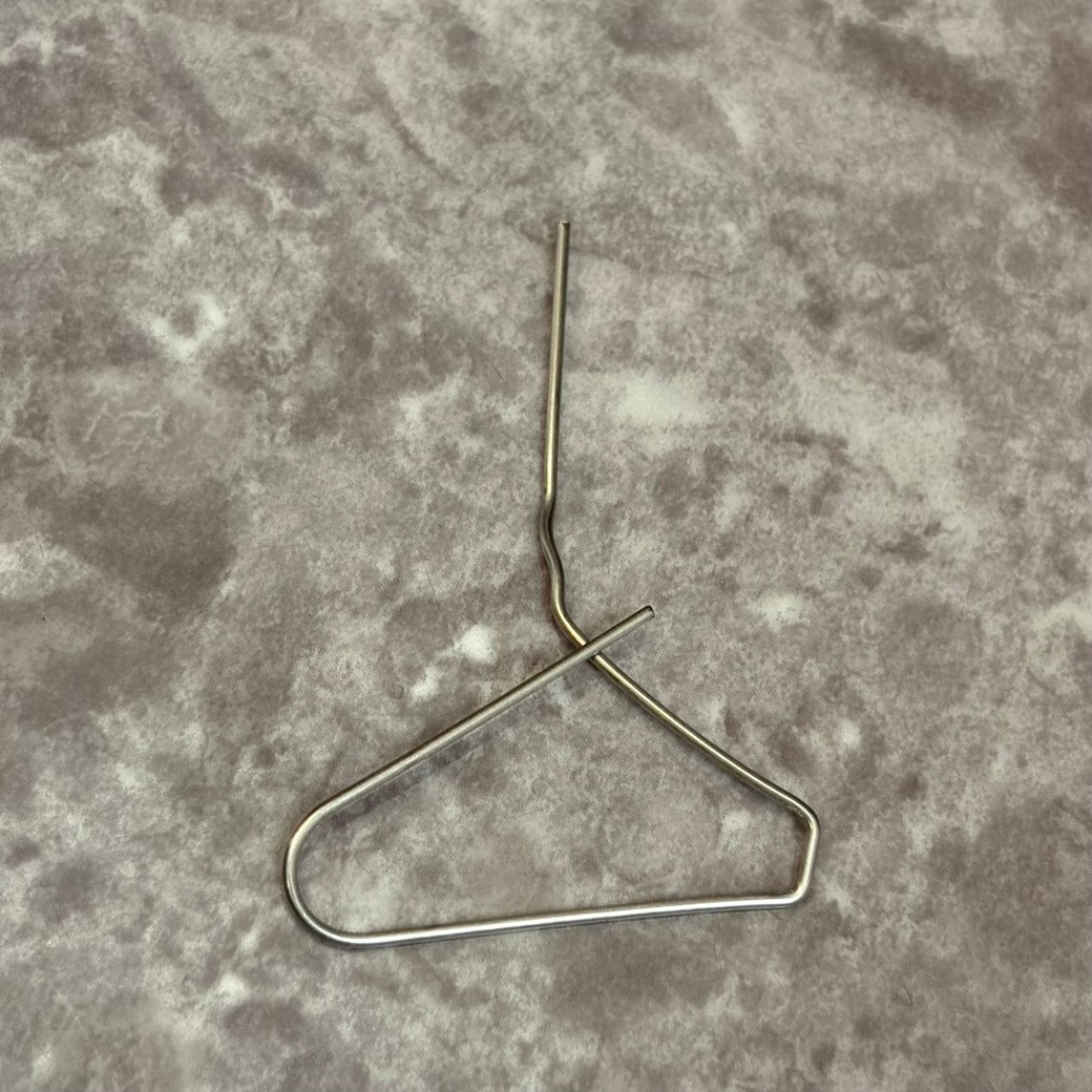 長く伸びている方を真上になるように曲げたところ