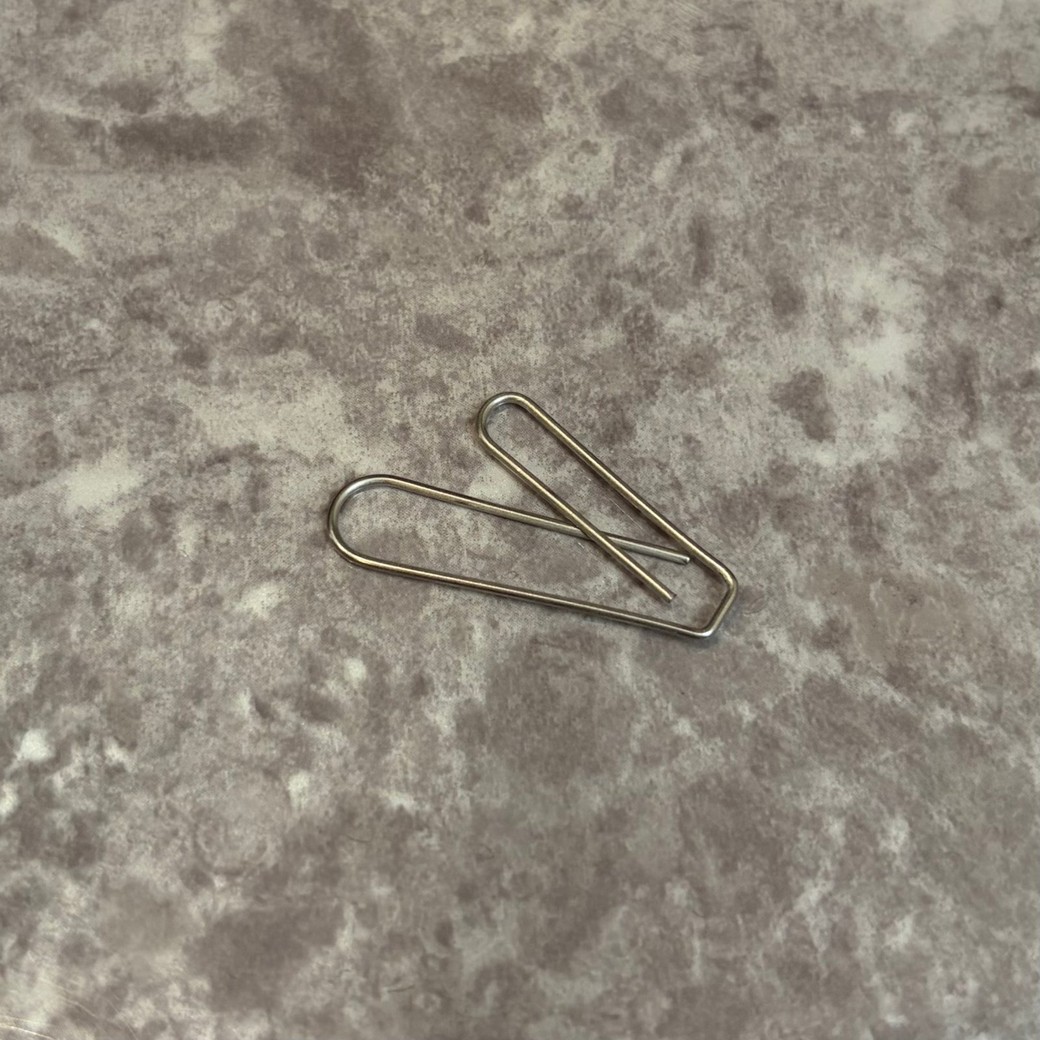 ゼムクリップの内側を上にずらしたところ