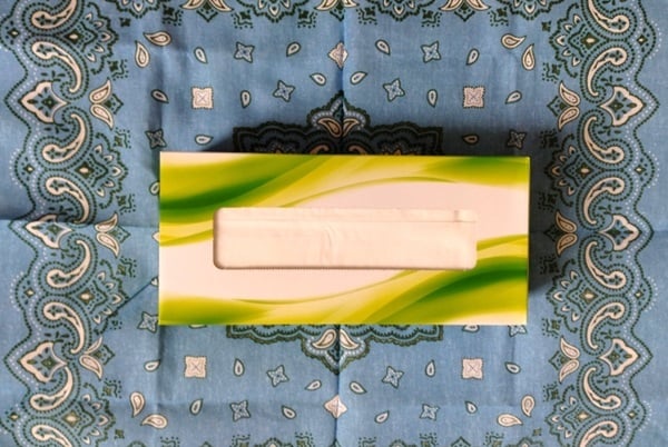 バンダナを広げ、ティッシュを置く