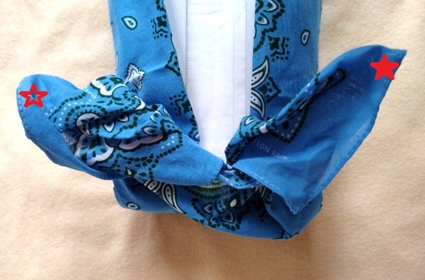 バンダナの角と角を結ぶ