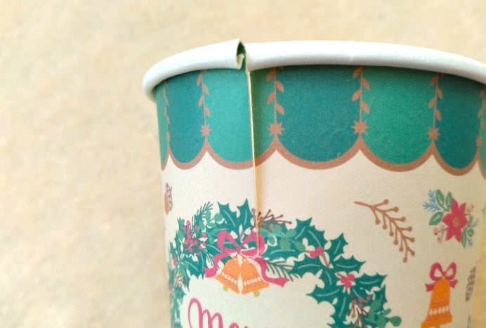 紙コップに切り込みを入れる