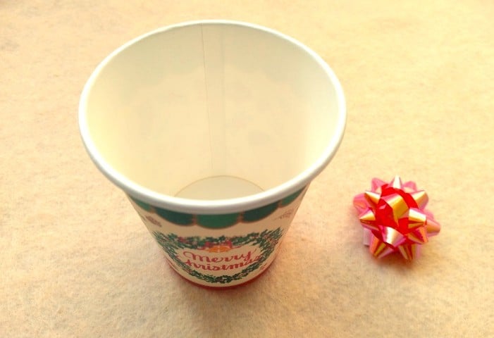 紙コップと飾り