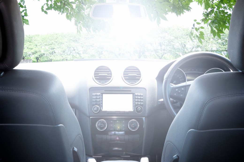 陽射しが入り込む運転席のイメージ