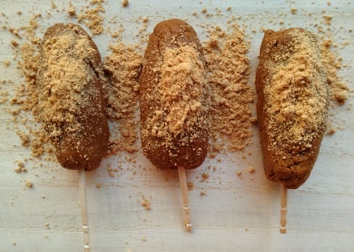 きな粉をまぶす