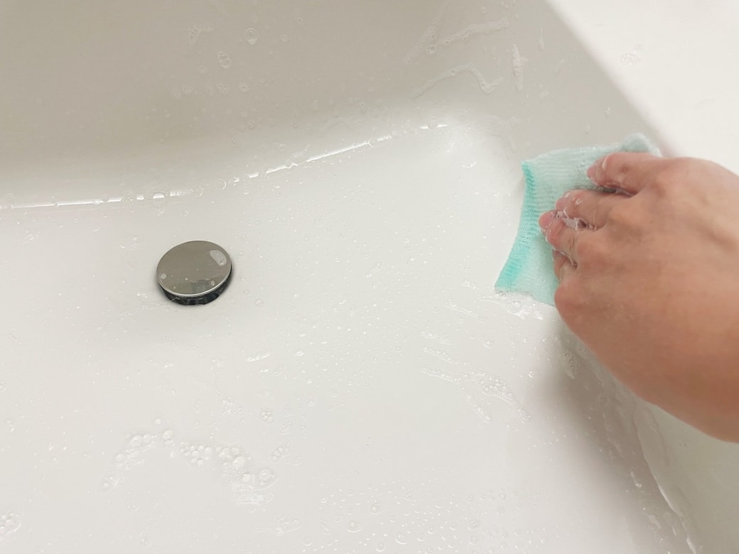 小さく切って洗面ボウルの掃除に使う