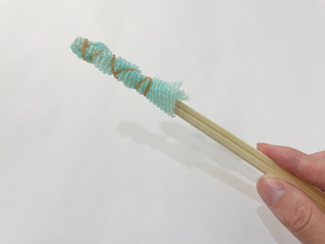 割り箸に巻きつけて手作り掃除グッズに変身