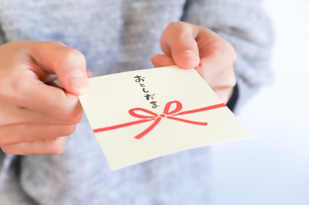 お年玉を渡す人