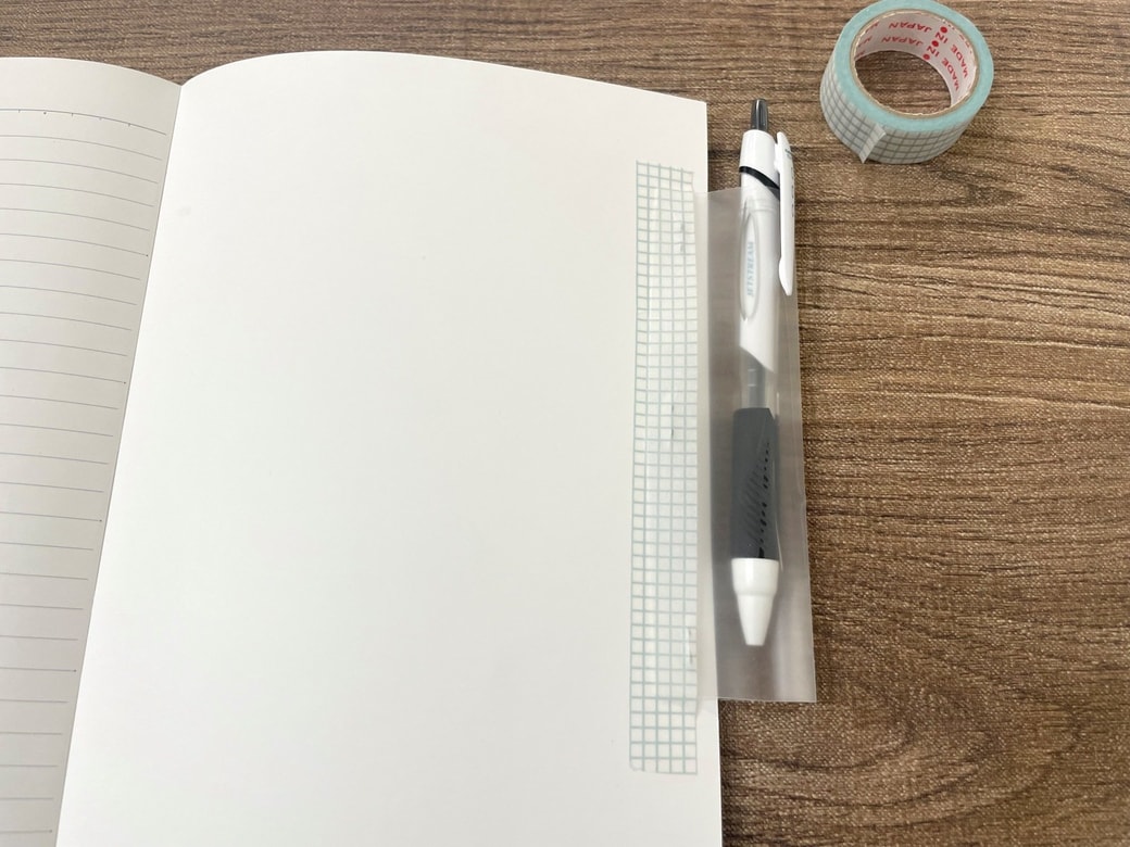 マスキングテープで貼りつける