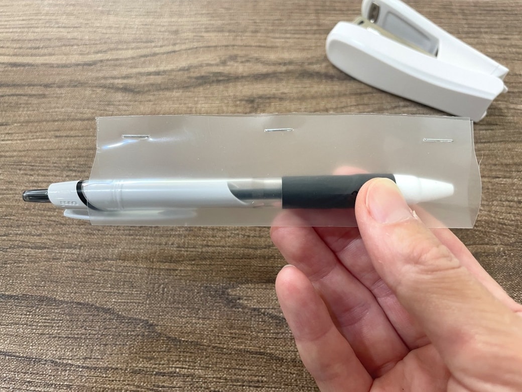 ホチキスで留めて筒状にする