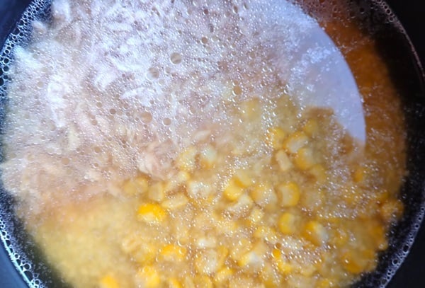 材料を加えてひと混ぜする