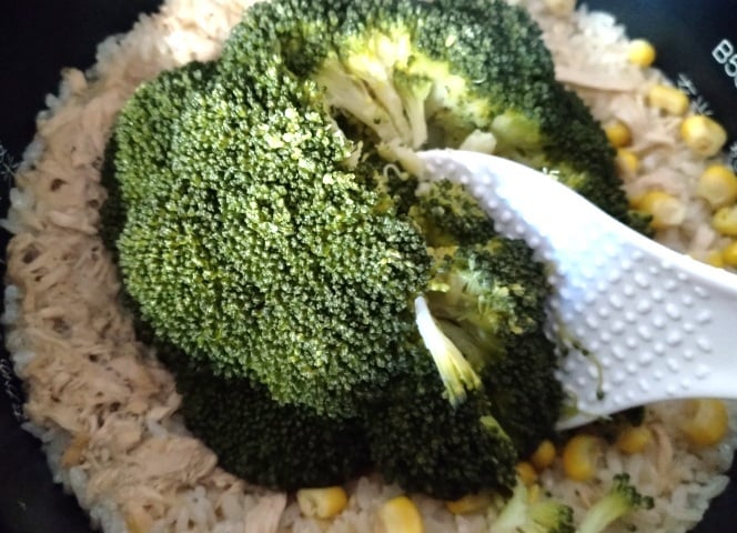 しゃもじで混ぜる