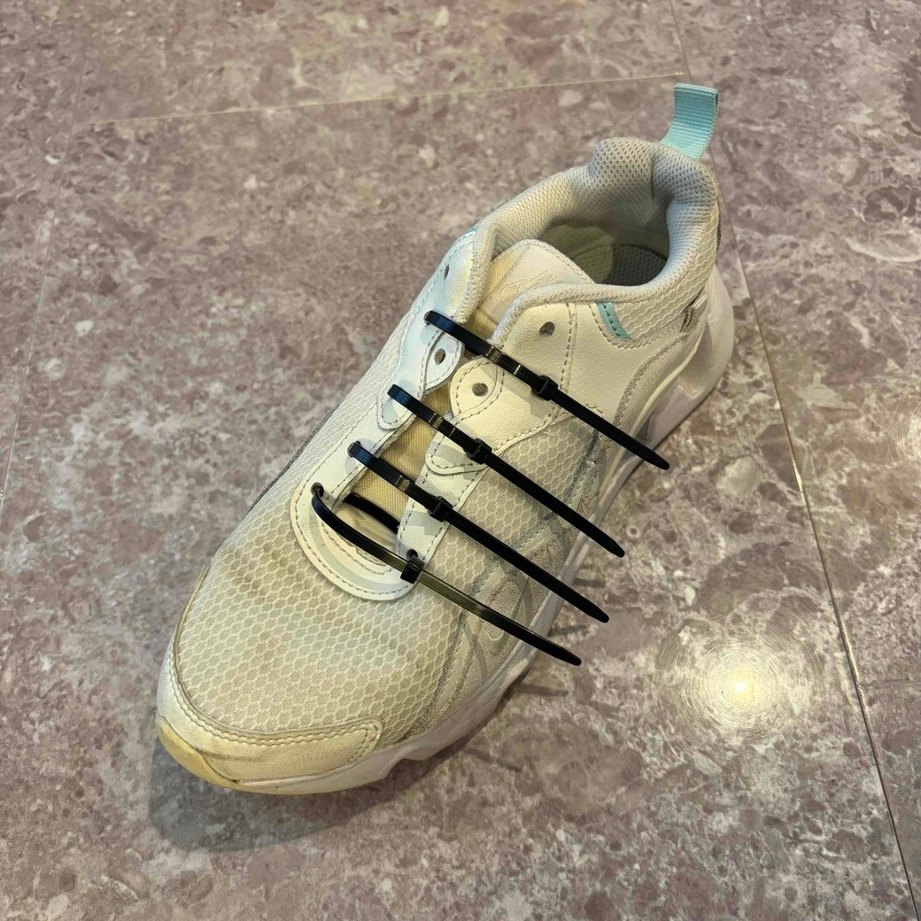 結束バンドを靴紐のかわりに使っているところ