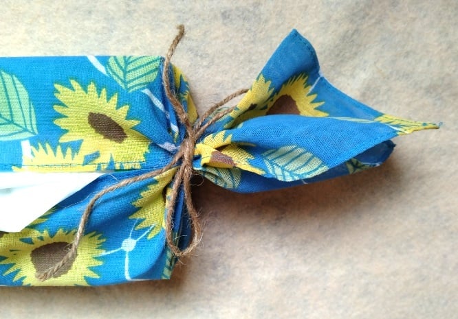 右側を蝶結びして固定する