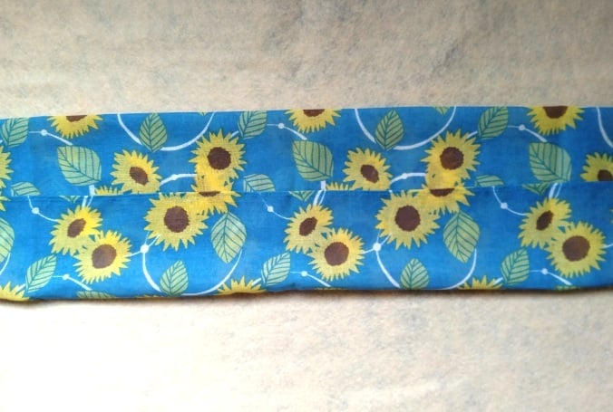 上下を中心に向かって折る