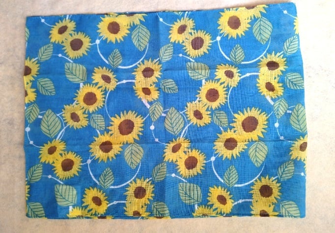 手ぬぐいを半分に折る