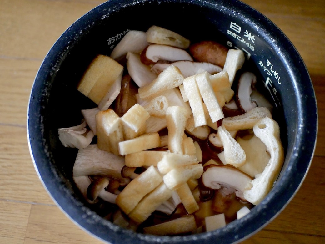 炊飯器に具材を入れたところ