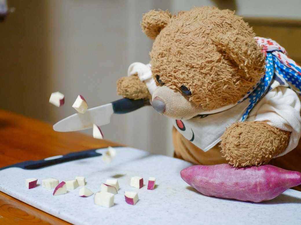 さつまいもを切る