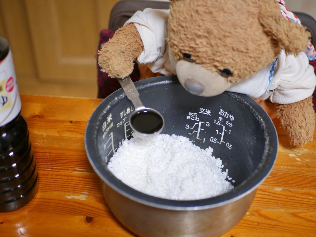 炊飯器に調味料を加える