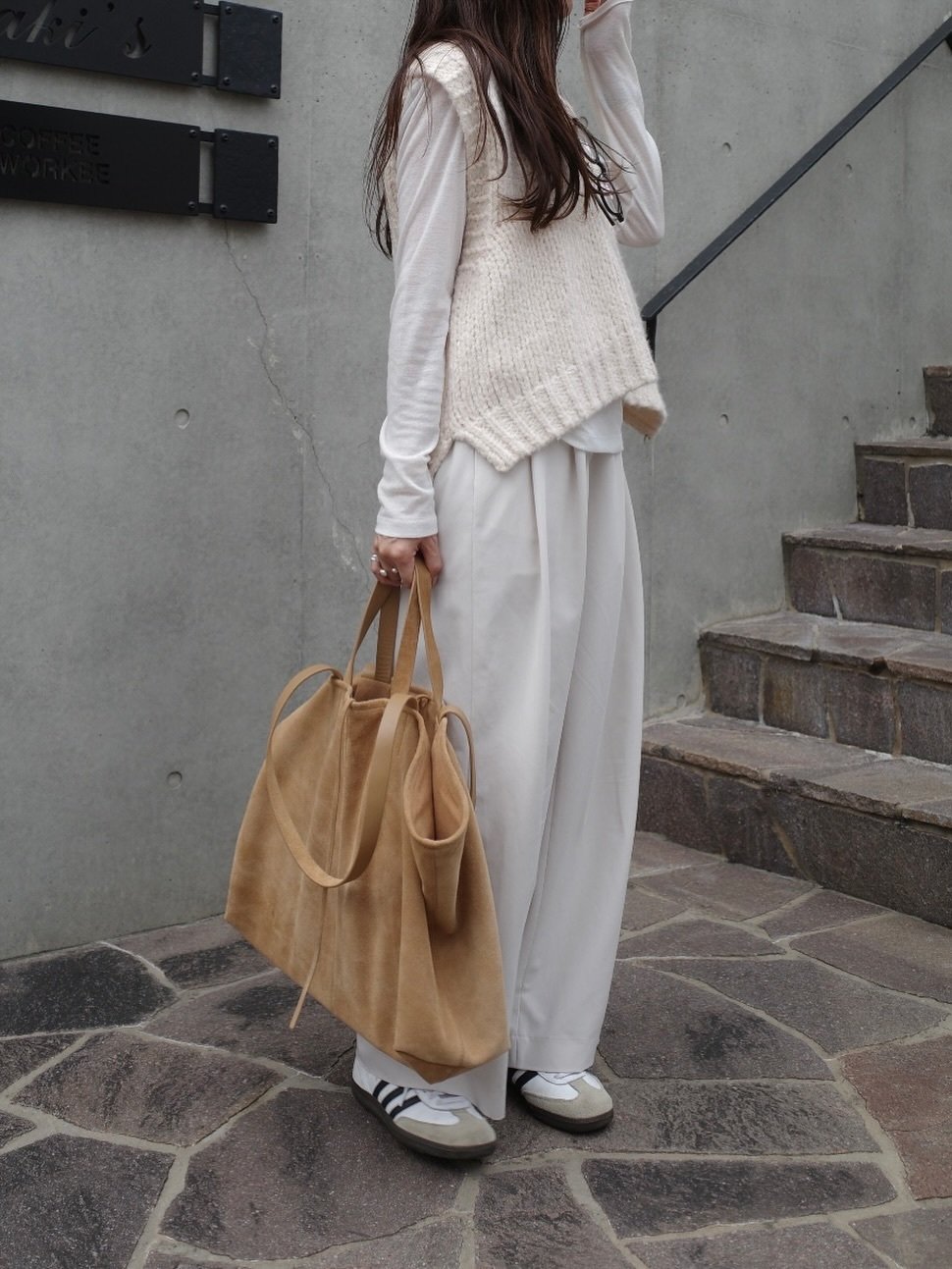 オールホワイトに、ベージュのバッグでやわらかなアクセントをオン。