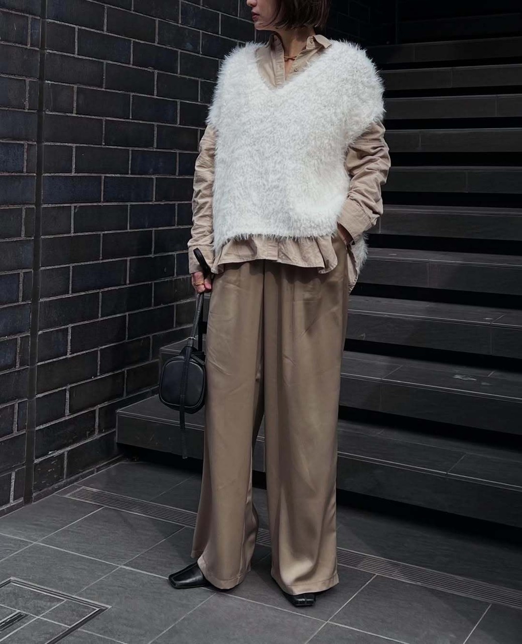 シャギーニットベストで単調になりがちなコーデに表情をプラス。