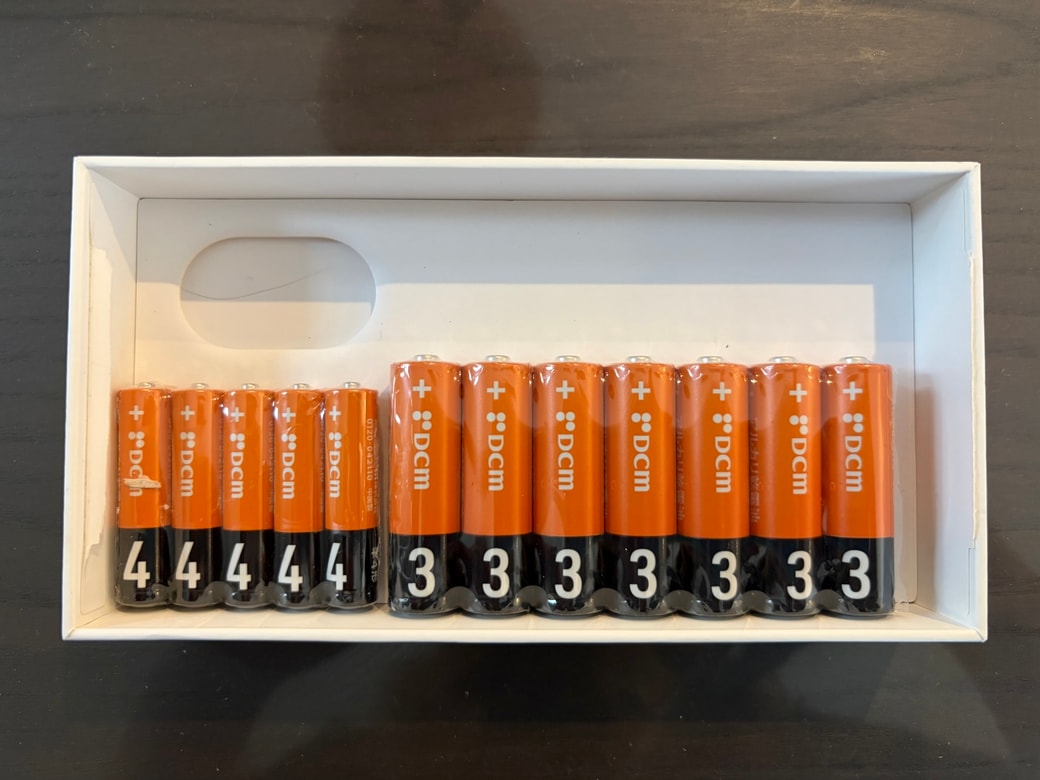 iPhoneの空ケースに電池を収納しているところ