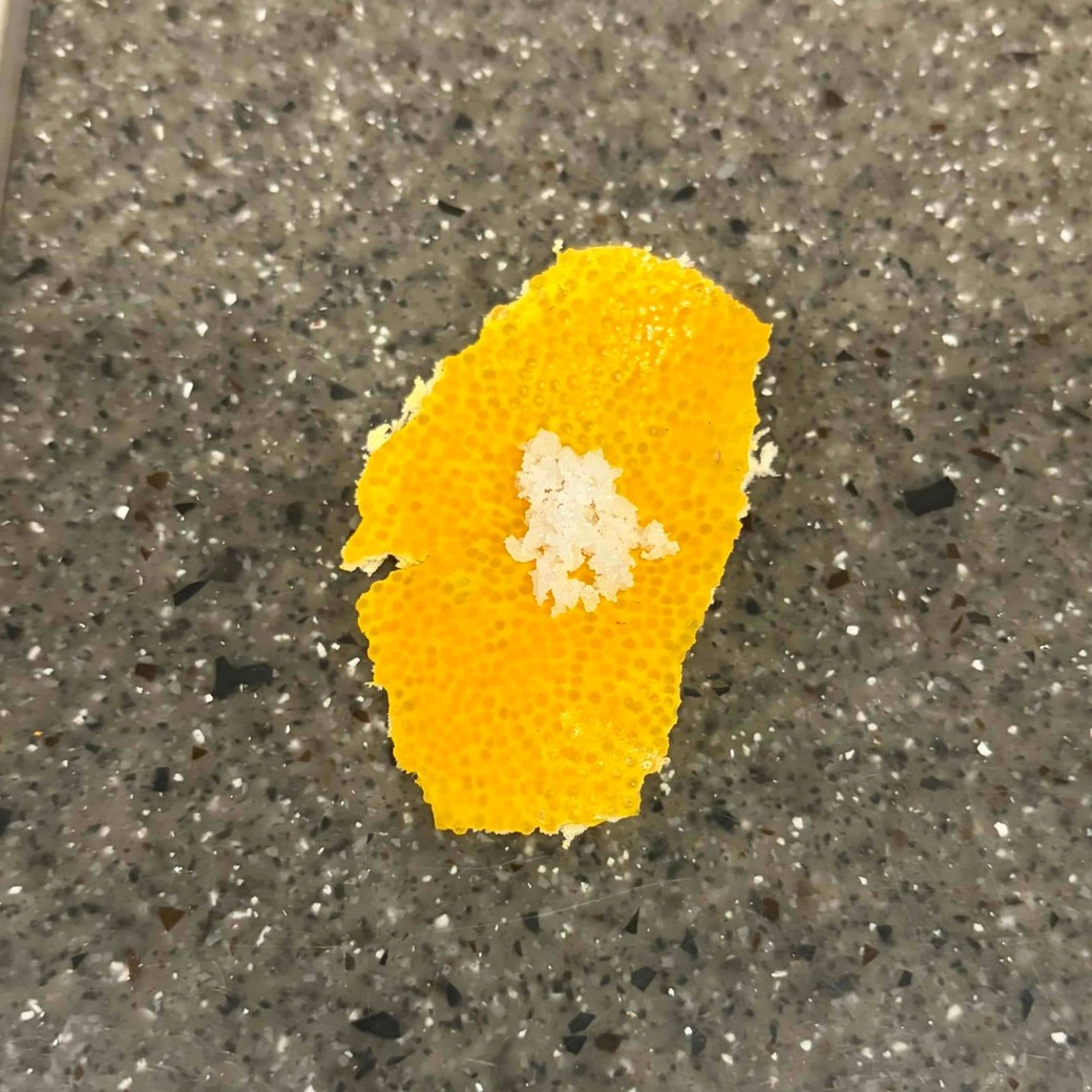みかんの皮に塩を載せているところ