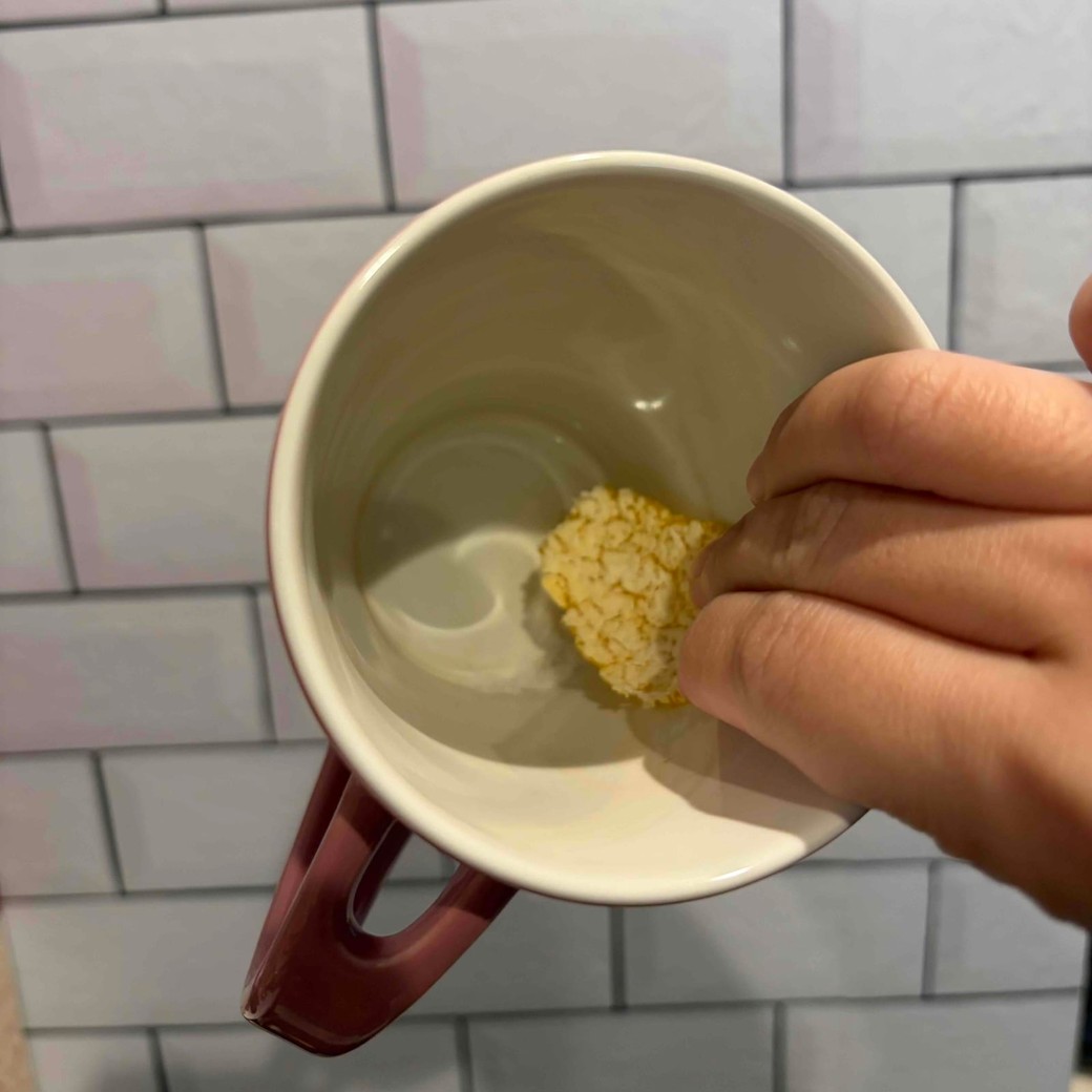 みかんの皮でコップをこすっているところ